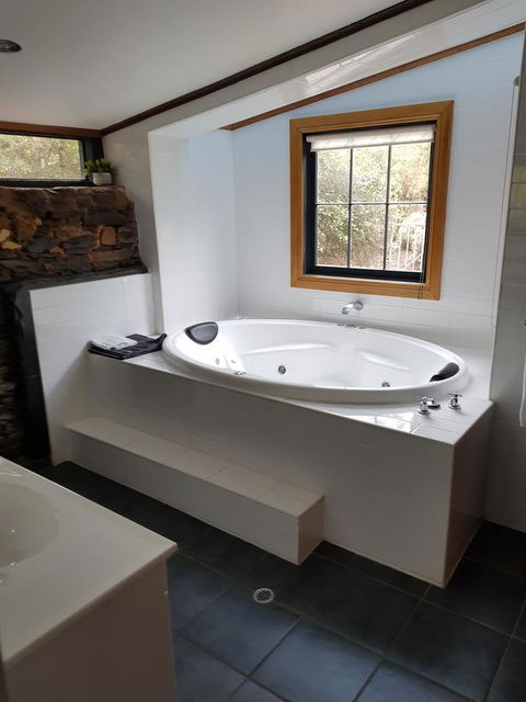William Hunt's Retreat - Cypress Studio - Accommodation Rockhampton 3