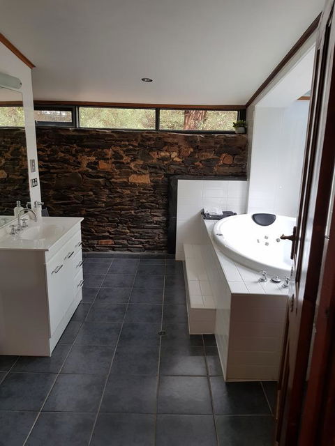 William Hunt's Retreat - Cypress Studio - Accommodation Rockhampton 4