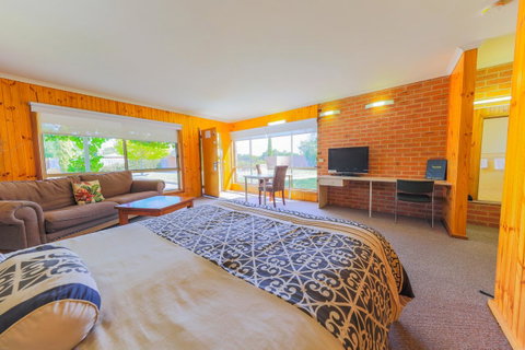 Country Roads Motor Inn Naracoorte - Accommodation Rockhampton 0