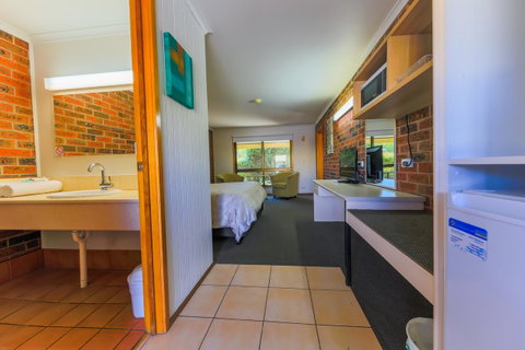 Country Roads Motor Inn Naracoorte - Accommodation Rockhampton 12