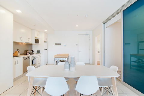 Stylish And Comfortable, Views Over Gouger St! - Accommodation Rockhampton 6
