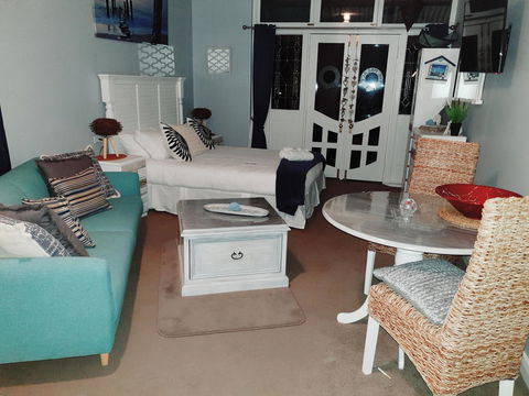 Court House - Studio - Accommodation Rockhampton 0
