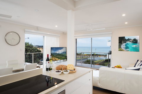 Stylish 3 Bedroom Beachview Apartment - Accommodation Rockhampton 5