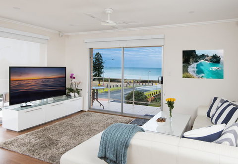 Stylish 3 Bedroom Beachview Apartment - Accommodation Rockhampton 0