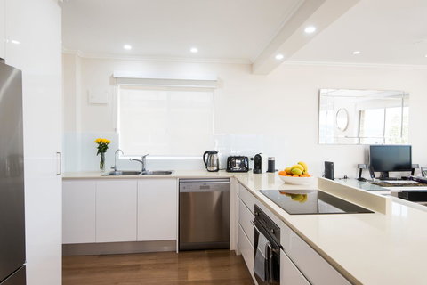 Stylish 3 Bedroom Beachview Apartment - Accommodation Rockhampton 6