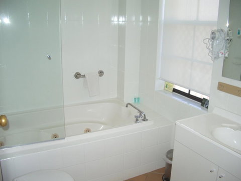 Aviators Lodge - Accommodation Rockhampton 4