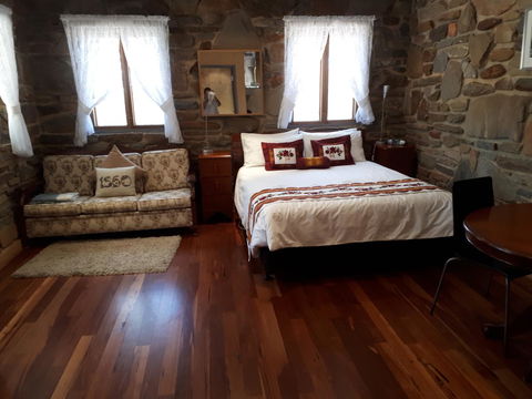 1860 Wine Country Cottages - Accommodation Rockhampton 1