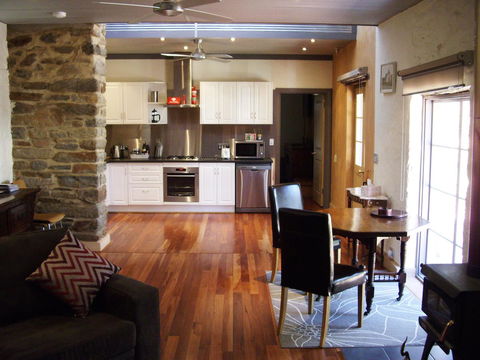 1860 Wine Country Cottages - Accommodation Rockhampton 2