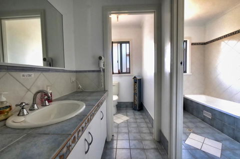 The Whitehouse - Accommodation Rockhampton 10
