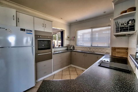 The Whitehouse - Accommodation Rockhampton 6