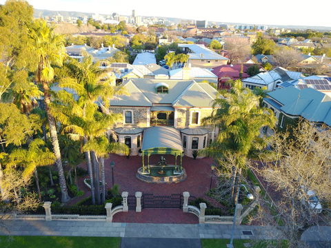 Grand Bluestone Mansion - Accommodation Rockhampton 1