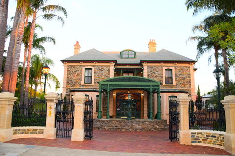 Grand Bluestone Mansion - Accommodation Rockhampton 26