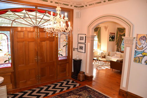 Grand Bluestone Mansion - Accommodation Rockhampton 3