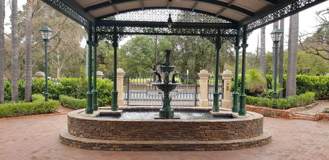 Grand Bluestone Mansion - Accommodation Rockhampton 22