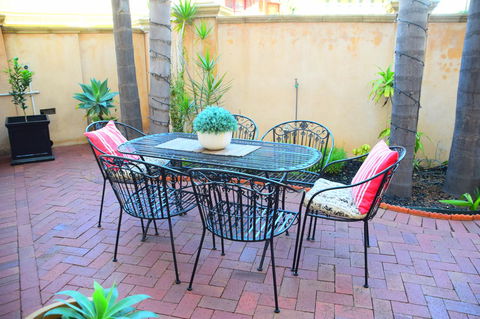 Grand Bluestone Mansion - Accommodation Rockhampton 17