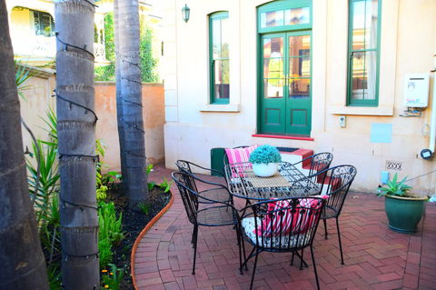 Grand Bluestone Mansion - Accommodation Rockhampton 16