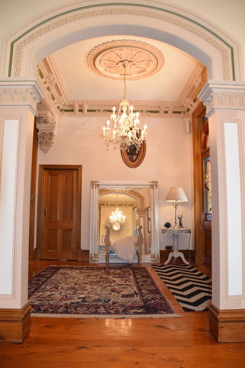 Grand Bluestone Mansion - Accommodation Rockhampton 10