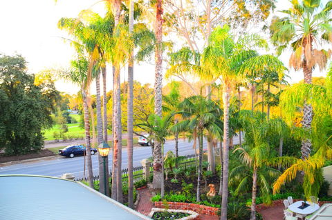 Grand Bluestone Mansion - Accommodation Rockhampton 23