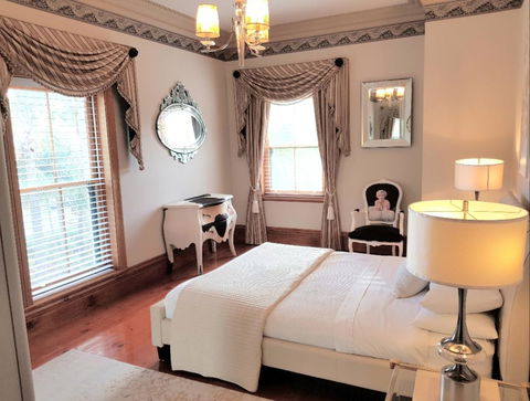 Grand Bluestone Mansion - Accommodation Rockhampton 14