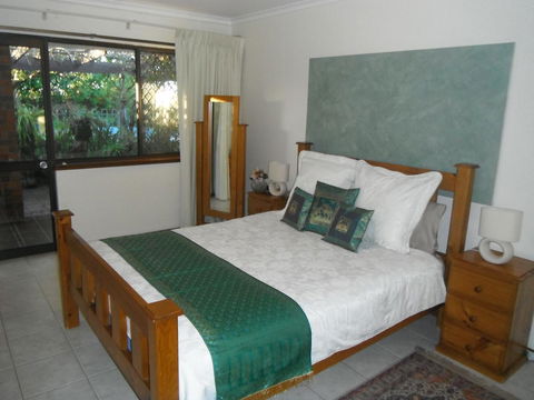 Linger Longer Vineyard - Accommodation Rockhampton 5