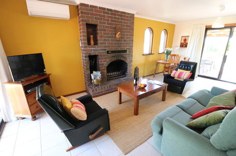 Linger Longer Vineyard - Accommodation Rockhampton 2