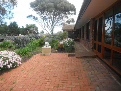 Linger Longer Vineyard - Accommodation Rockhampton 11