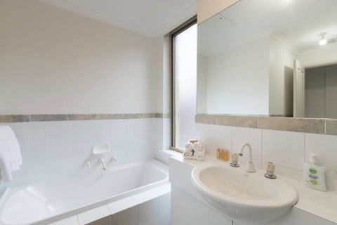 One Bedroom In Adelaideâ€™s East End FREE WIFI*Netflix*Parking - Accommodation Rockhampton 11