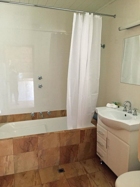 Coonawarra Place Motor Inn - Accommodation Rockhampton 7