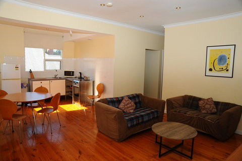 Glenelg Holiday Apartments-Ellis - Accommodation Rockhampton 6