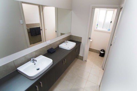 Serene Shores - Accommodation Rockhampton 8