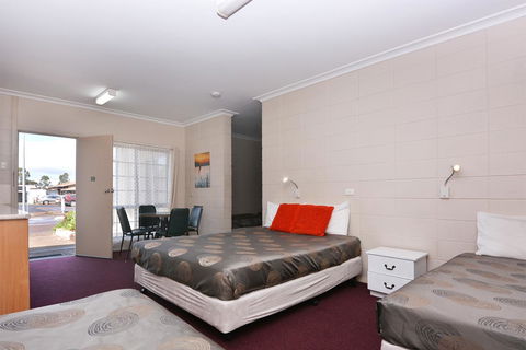Motel Poinsettia - Accommodation Rockhampton 21