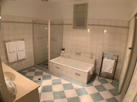 On Gilbert - Accommodation Rockhampton 9