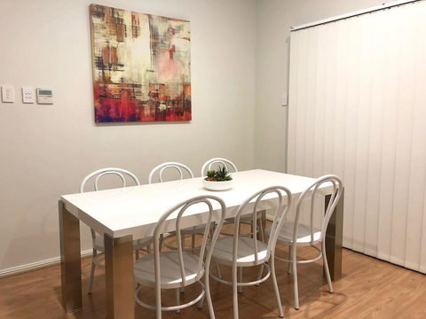 MODERN SPACIOUS 3 BR HOME - NEAR BEACH & AIRPORT - Accommodation Rockhampton 10