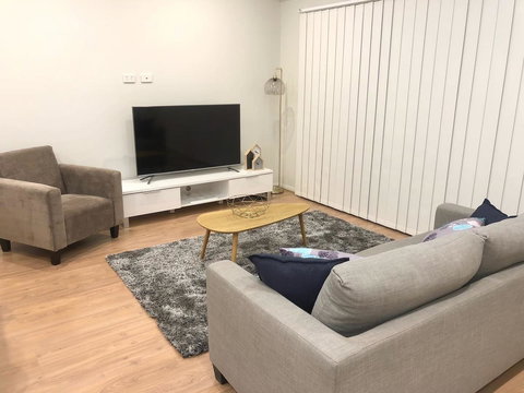 MODERN SPACIOUS 3 BR HOME - NEAR BEACH & AIRPORT - Accommodation Rockhampton 7