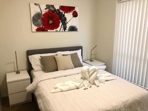 MODERN SPACIOUS 3 BR HOME - NEAR BEACH & AIRPORT - Accommodation Rockhampton 2