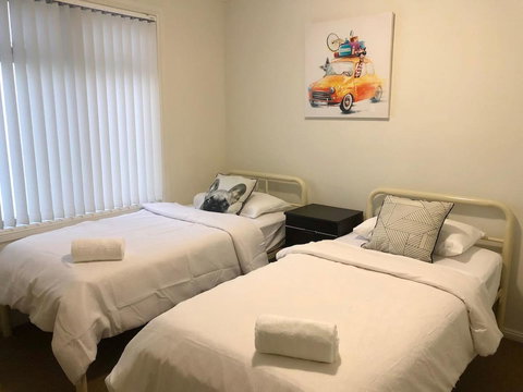 MODERN SPACIOUS 3 BR HOME - NEAR BEACH & AIRPORT - Accommodation Rockhampton 3