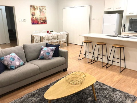 MODERN SPACIOUS 3 BR HOME - NEAR BEACH & AIRPORT - Accommodation Rockhampton 8