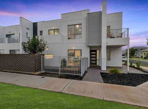 MODERN SPACIOUS 3 BR HOME - NEAR BEACH & AIRPORT - Accommodation Rockhampton 0