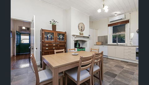 Treasured Memories Cottage - Accommodation Rockhampton 9