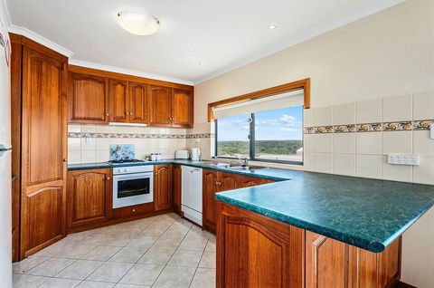Rocks Retreat House With Sea Views - Accommodation Rockhampton 10
