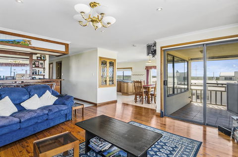 Rocks Retreat House With Sea Views - Accommodation Rockhampton 0