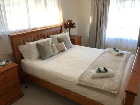 Rocks Retreat House With Sea Views - Accommodation Rockhampton 2