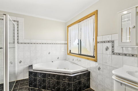 Rocks Retreat House With Sea Views - Accommodation Rockhampton 12