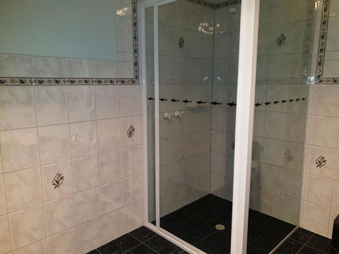 Rocks Retreat House With Sea Views - Accommodation Rockhampton 16