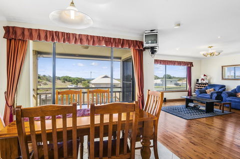 Rocks Retreat House With Sea Views - Accommodation Rockhampton 14