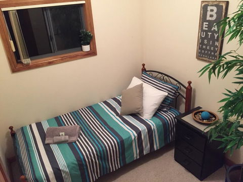 Rocks Retreat House With Sea Views - Accommodation Rockhampton 9