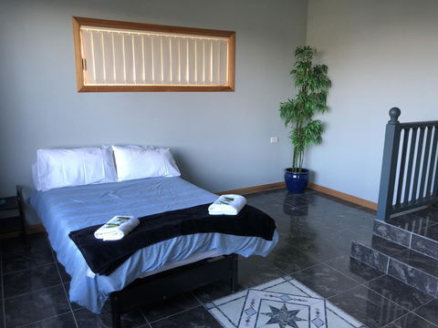 Rocks Retreat House With Sea Views - Accommodation Rockhampton 4