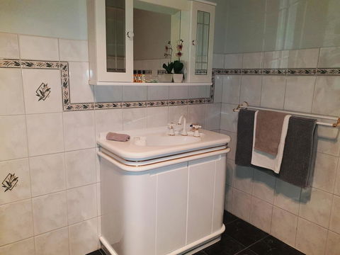 Rocks Retreat House With Sea Views - Accommodation Rockhampton 15