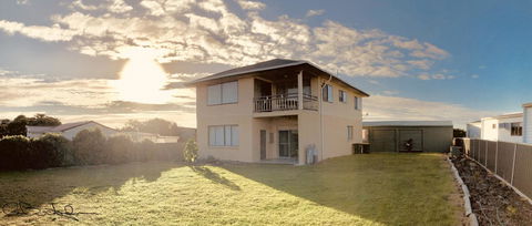 Rocks Retreat House With Sea Views - Accommodation Rockhampton 5