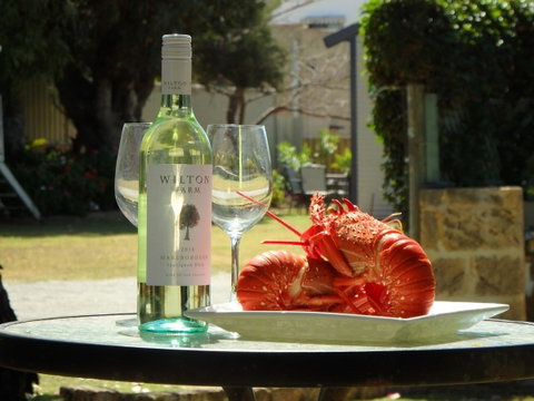 Lazy Lobster Holiday Units & Chalets - Accommodation Rockhampton 0